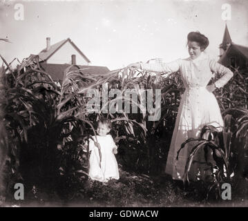 Antique c1900 tardi fotografia Vittoriano, madre e figlia in un cornfield. Posizione: il Michigan, Stati Uniti d'America. Fonte: originale negativo fotografico. Foto Stock