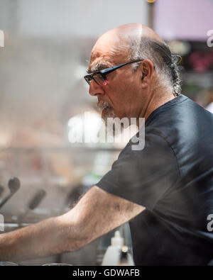 Lo Chef Yisrael Aharoni cottura a sua 'Hiro, stile libero ramen bar' ristorante nel mercato Sarona, Tel Aviv, Israele Foto Stock