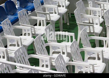 Tante vuote sedie in plastica bianca in righe