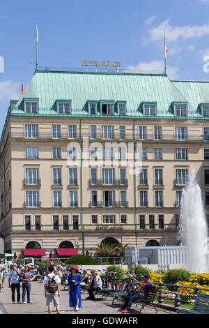 La gente all'esterno dell'Hotel Adlon di Berlino. Essa è parte del gruppo Kempinski e il più famoso hotel di Berlino. Foto Stock