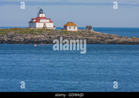 Uovo faro di roccia in roccia di uovo isola all'ingresso francese della baia vicino porto di inverno e anche il Bar Harbor, Maine. Foto Stock