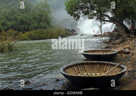 Coracles (tradizionale bambù round imbarcazioni,harigolu) visto a Shivanasamudra, Mandya distretto dello stato del Karnataka, India Foto Stock