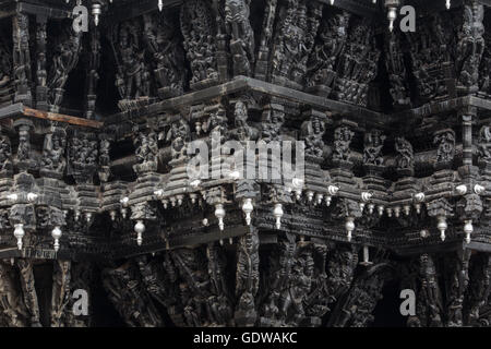 La scultura in legno sculture staffe nel lato del tempio carro in legno Tamil Nadu india Foto Stock