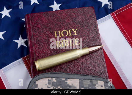 La religione e la pace con cinquanta caliber bullet , la Bibbia e la bandiera americana . Foto Stock