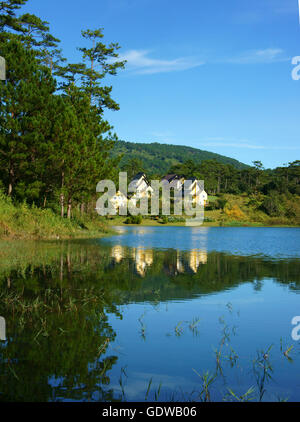 Bellissimo paesaggio a Dalat village, gruppo di ville di riflettere sul lago, eco resort per vacanze tra verde pineta Foto Stock