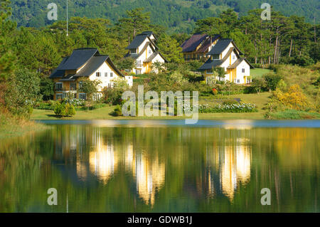 Bellissimo paesaggio a Dalat village, gruppo di ville di riflettere sul lago, eco resort per vacanze tra verde pineta Foto Stock