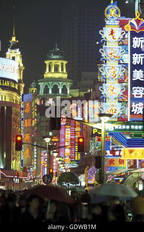 La Nanjing Dong Lu Road nella città di Shanghai in Cina in Asia orientale. Foto Stock