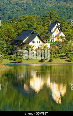 Bellissimo paesaggio a Dalat village, gruppo di ville di riflettere sul lago, eco resort per vacanze tra verde pineta Foto Stock