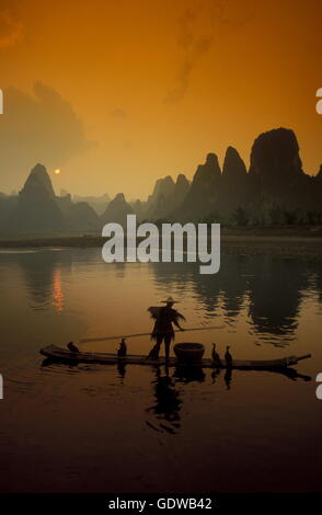 Il paesaggio presso il fiume Li vicino Yangshou nei pressi della città di Guilin nella provincia del Guangxi in Cina in Asia orientale. Foto Stock