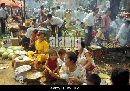 La molla e il festival dell'acqua vicino a Jinghong nella regione di Xishuangbanna nella provincia dello Yunnan in Cina in Asia orientale. Foto Stock