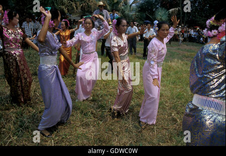 Danza tradizionale a molla e festival dell'acqua vicino a Jinghong nella regione di Xishuangbanna nella provincia di Yunnan in chi Foto Stock