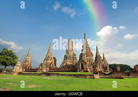 Vecchia pagoda di buddha tempio con cielo nuvoloso Ayuthaya Thailandia Foto Stock