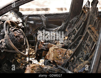 Interno dell'auto bruciata a causa di pista la violenza nelle strade di Belgrado, Serbia Foto Stock