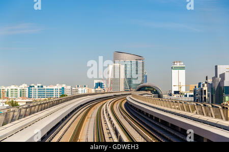 Vista della linea rossa della metropolitana di Dubai Foto Stock