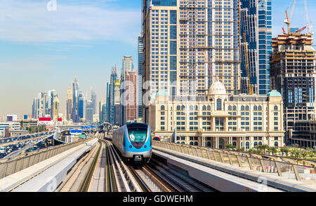 Treno della metropolitana sulla linea rossa a Dubai Foto Stock