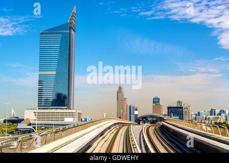 Vista della linea rossa della metropolitana di Dubai Foto Stock
