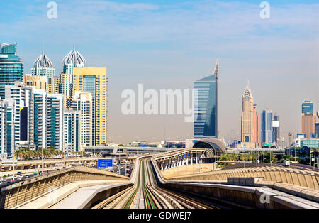 La linea della metropolitana nel quartiere di Jumeirah di Dubai, Emirati arabi uniti Foto Stock