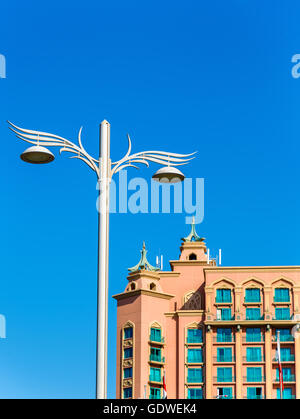 Palo di illuminazione nei pressi di Atlantis, il Palm resort in Dubai Foto Stock