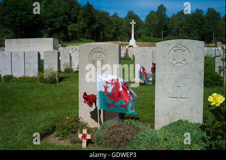 Somme Battlefield, Francia. Immagini fatte per il centenario della battaglia della Somme-1 Luglio 1916- luglio 2016. Flat Iron Copse CWGC cimitero con il gallese morto. La Battaglia delle Somme (francese: Bataille de la Somme, Tedesco: Schlacht an der Somme), noto anche come le somme offensivo, è stata una battaglia della Prima Guerra Mondiale combattuta dagli eserciti del britannico e francese imperi contro l'impero tedesco. Esso ha avuto luogo tra il 1 luglio e il 18 novembre 1916 su entrambi i lati del Fiume Somme in Francia. È stato uno dei più grandi battaglie della Prima Guerra Mondiale, in cui più di un milione di uomini sono stati feriti o k Foto Stock