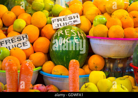 Israele Gerusalemme vecchia città tipica di succhi di frutta freschi Arance di stallo cocomeri Mele carote Foto Stock