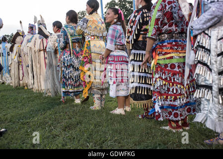 Native American donne ballerini in abito di jingle durante il Sac & Fox nazione Pow-wow, Stroud, Oklahoma, U.S.A. Foto Stock