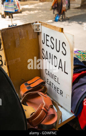 Israele Cafarnao Kfar Nahum Village Mare di Galilea home Pietro Pescatore souvenir segno di stallo ' Gesù sandalo in pelle di cammello ' Foto Stock