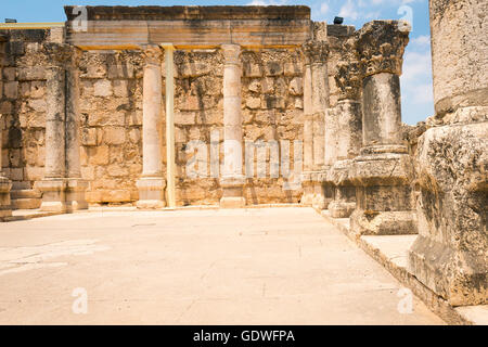 Israele Capharnaum Cafarnao Kfar Nahum villaggio storico di Gesù Mare di Galilea rovine del IV secolo sinagoga pilastri i sedili a panchina Foto Stock