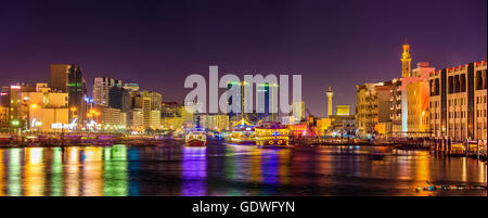 Vista del Dubai Creek in serata, EMIRATI ARABI UNITI Foto Stock