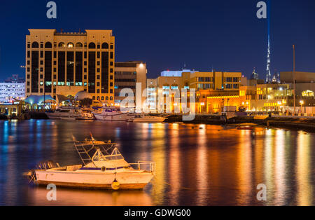 Vista del Dubai Creek in serata, EMIRATI ARABI UNITI Foto Stock