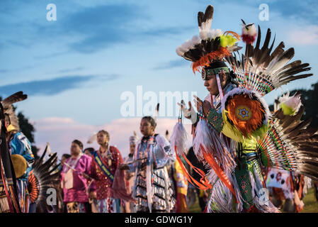 Native American ballerini eseguono durante il Sac & Fox nazione Pow-wow, Stroud, Oklahoma, U.S.A. Foto Stock