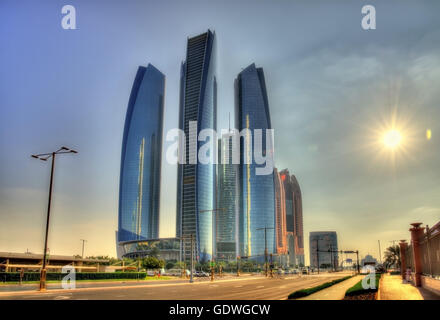 Cluster di grattacieli in Abu Dhabi, Emirati arabi uniti Foto Stock