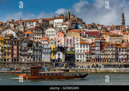 Vista sopra il colorato quartiere Ribeira, Porto, Portogallo Foto Stock