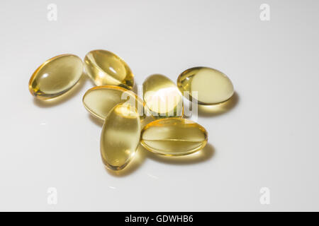 Una selezione di vitamina D Capsule soft gel. Foto Stock