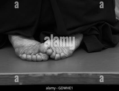 Aikido fighter piede sul tappetino e foto in bianco e nero Foto Stock