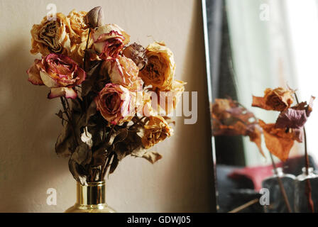 Bouquet di rose secchi nel vaso d'oro Foto Stock