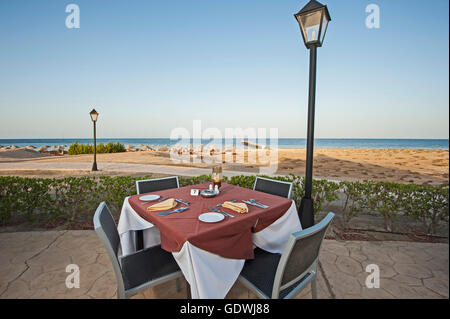 Area da pranzo esterna con tavolo impostato su tropical ocean beach hotel di lusso resort Foto Stock