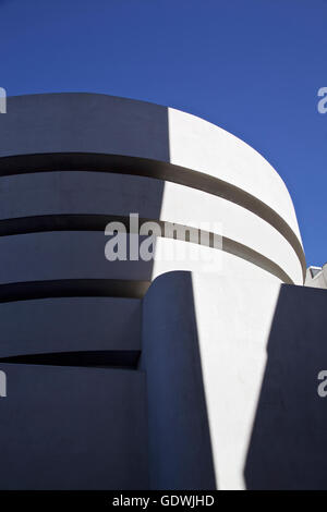 Il famoso Solomon R Guggenheim il museo di arte moderna e contemporanea. Il 2 febbraio 2016 nella città di New York Foto Stock