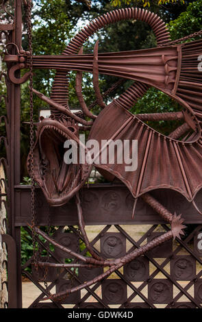 Dettaglio del dragon sul cancello di ferro a Pavellons de la Finca Güell, di Antonio Gaudi. Barcellona. La Catalogna. Spagna Foto Stock