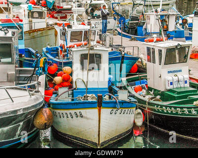 Harbbour di Concarneau con navi da pesca, Bretagna Francia Foto Stock