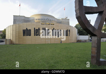 Agorà: fuori Volksbuehne am Rosa-Luxemburg-Platz Foto Stock