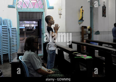 La preghiera del mattino di Yangon Foto Stock