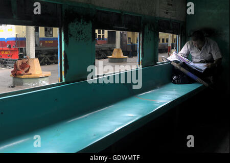 Leggendo il giornale sul treno Foto Stock