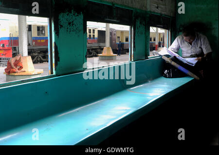 Leggendo il giornale sul treno Foto Stock