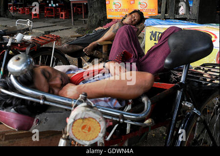 Dormire riscio' bicicletta drivers Foto Stock