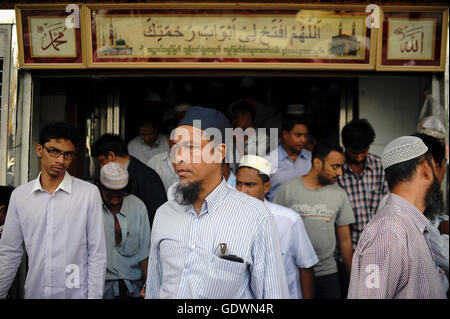 Dopo la preghiera del venerdì di Yangon Foto Stock