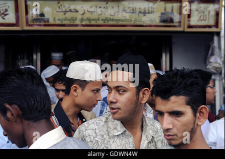 Dopo la preghiera del venerdì di Yangon Foto Stock