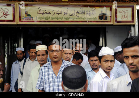 Dopo la preghiera del venerdì di Yangon Foto Stock