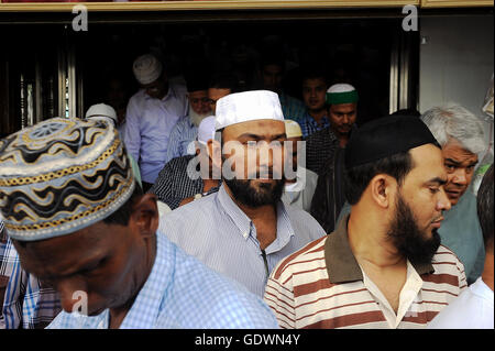 Dopo la preghiera del venerdì di Yangon Foto Stock