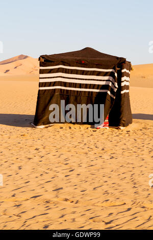 Empty Quarter e tenda nomade del popolo berbero in oman il vecchio deserto Foto Stock