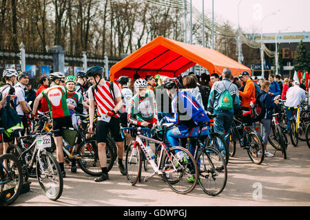 Gomel, Bielorussia - 10 Aprile 2015: gruppo di giovani ciclisti in apertura della stagione ciclistica in città Foto Stock